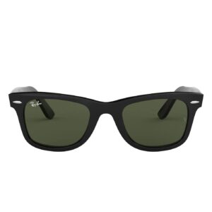 une paire de lunettes de soleil noires avec des verres verts