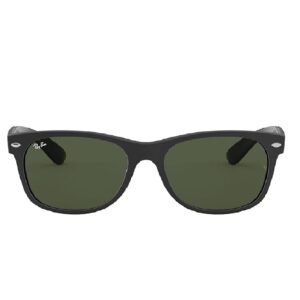 une paire de lunettes de soleil noires avec des verres verts