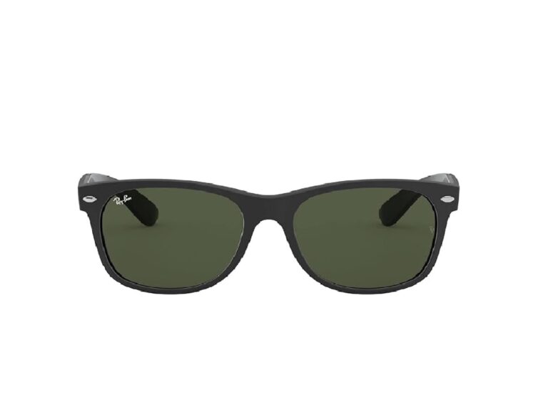 une paire de lunettes de soleil noires avec des verres verts