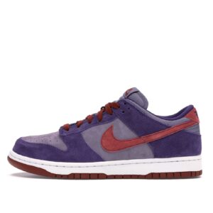 Une sneaker en daim violet et rouge sur fond blanc