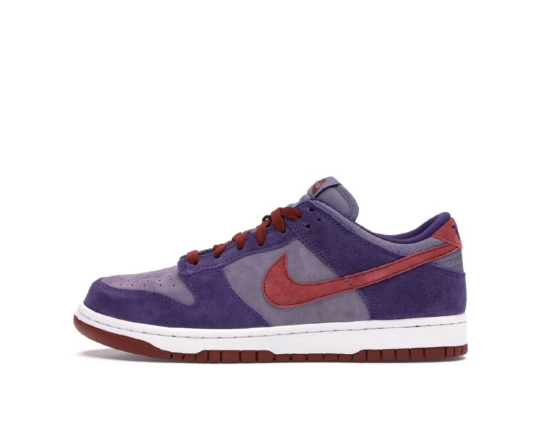 Une sneaker en daim violet et rouge sur fond blanc