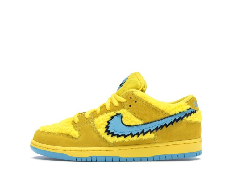 Baskets jaune vif avec swoosh bleu à bords dentelés sur fond blanc