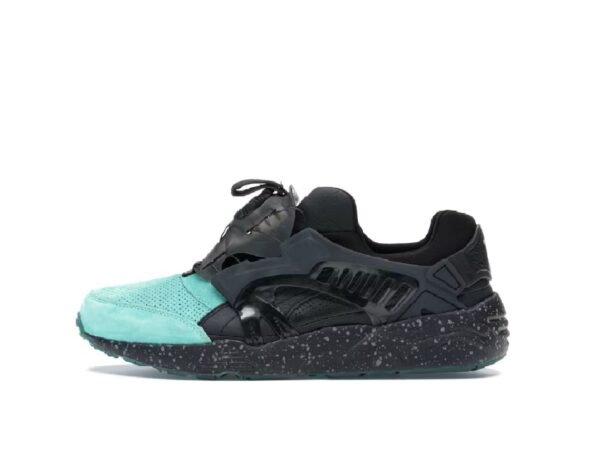 Une sneaker noire et turquoise avec semelle mouchetée isolée sur fond blanc