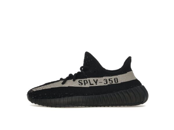 Une chaussure de sport yeezy noire avec une bande grise et le texte « SPLY-350 »