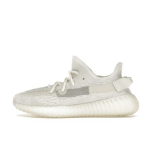 Une chaussure de sport yeezy beige clair avec une semelle côtelée en mesh