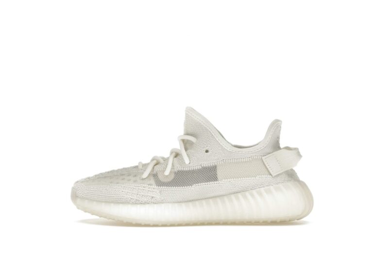 Une chaussure de sport yeezy beige clair avec une semelle côtelée en mesh