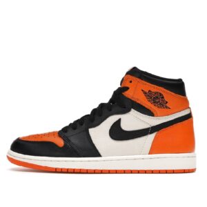 Chaussure montante orange noire et blanche avec une semelle blanche et des lacets noirs